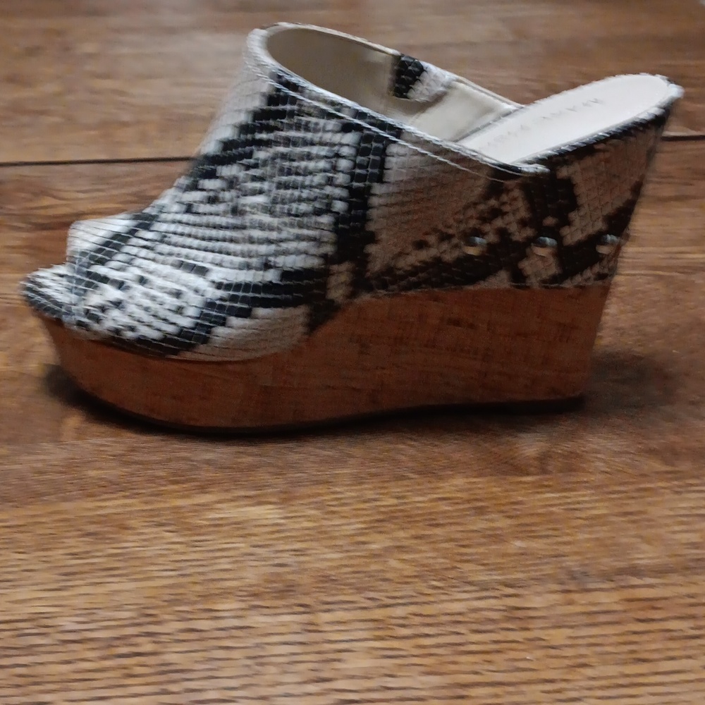 Size 8.5 MARC FISHER FAUX SNAKE SKIN CORKSCREW WEDGES - Picture 7 of 8